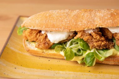 Tahta bir masada mayonezli kızarmış tavuğun ayrıntıları.