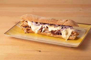 Lezzetli erimiş peynirli sandviç, ahşap masada.