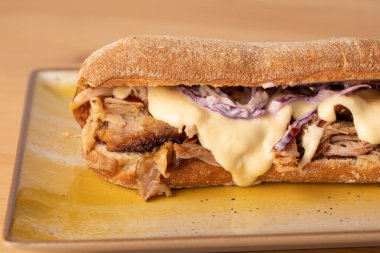 Lezzetli erimiş peynirli sandviç, ahşap masada.