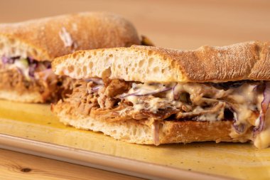 Lezzetli erimiş peynirli sandviç, ahşap masada.