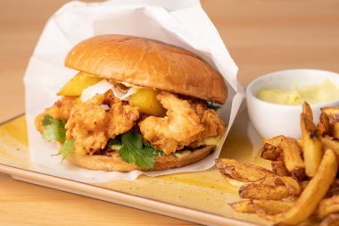 Taze kızarmış tavuklu hamburgerin ayrıntıları.