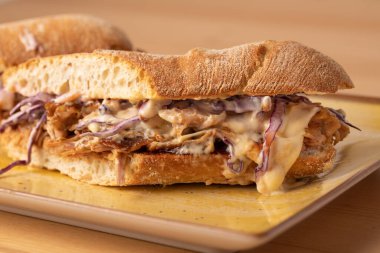 Lezzetli erimiş peynirli sandviç, ahşap masada.