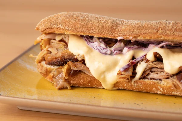 Lezzetli erimiş peynirli sandviç, ahşap masada.