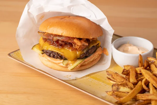 Zbliżenie Soczystego Świeżego Cheeseburgera Frytkami Sosem Drewnianym Stole Zdjęcia Stockowe bez tantiem