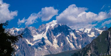 İtalya, Val Aostr 'da Mont Blanc gölü.