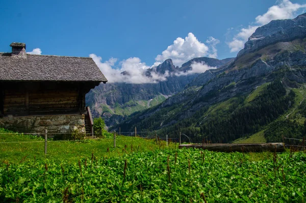 スイスのヴァレーにあるレトー湖の障害物 — ストック写真