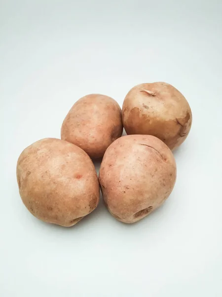 Beyaz arka planda taze patates.