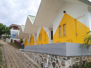 Blok kaldırım yolları olan düzgün dizilmiş evler.