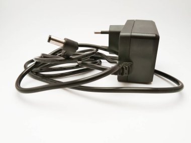 Beyaz arkaplan ile siyah mini adaptör