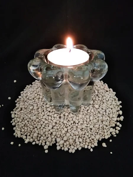 Mum tutacağı, siyah arka planda yanan bir mum ile cam gibi berrak bir camdan yapılmıştır.