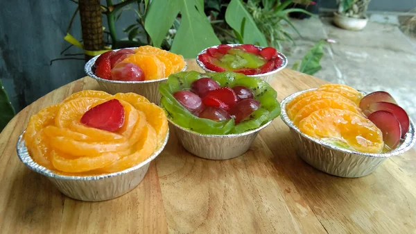 Taza Pudín Con Rebanadas Fruta Fresca —  Fotos de Stock