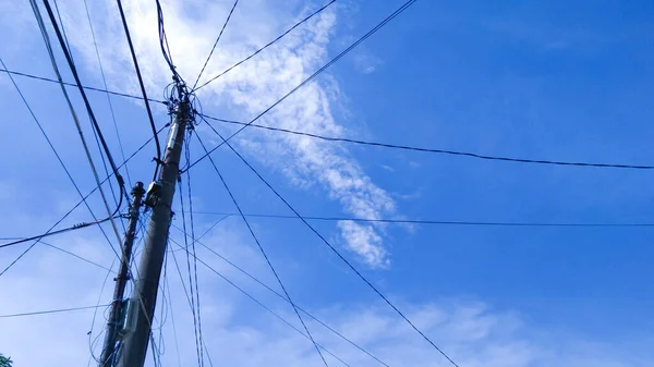 Messy Power Lines Bright Blue Sky Background Photo Taken Clock — Stock Photo, Image