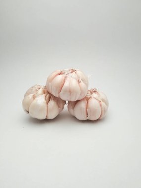 Sarımsak (Allium sativum), her yıl yaklaşık 60 cm yüksekliğe ulaşan bir bitkidir. Sarımsak, yeterli güneş ışığını alan dağlık bölgelerdeki tarlalarda yaygın olarak yetişir.