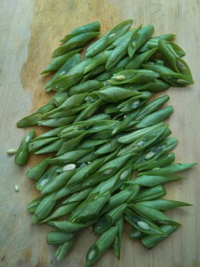 Bilimsel adı Phaseolus vulgaris olan nohut parçaları öğle yemeği menüsüne işlenmeye hazır.