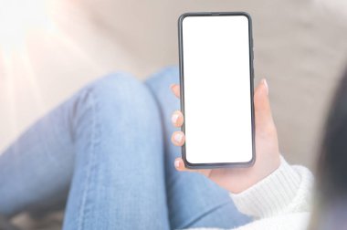 Model cep telefonu. Model olarak boş siyah ekranlı cep telefonu kullanan tanınmayan bir kadının omuz manzarası. Reklam metni için boş alan oluştur. insanlar pazarlama işiyle, telefonla iletişime geçerler