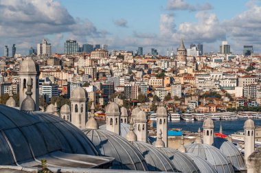Görüntü Süleyman Camii 'nden Galata ilçesine ve Galata Kulesi' ne kadar. Galata Kulesi ile şehir manzarası. Beyoğlu ilçesinde, İstanbul 'un tarihi bölümü olan Galata Kulesi
