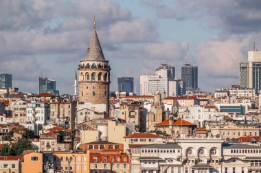 İstanbul 'un manzarası. Beyoğlu ilçesinde, İstanbul 'un tarihi bölümü olan Galata Kulesi. İstanbul gün batımında - Galata ilçesi, Türkiye. yüksek çözünürlük