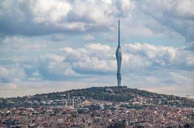 İstanbul 'da süper uzun Camlica TV ve Radyo Kulesi. Camlica TV Kulesi. Haberleşme kulesi, Uskyudar bölgesinde gözlem güverteleri ve restoranları var.
