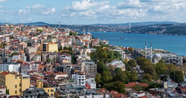 İSTANBUL, TÜRKEYE - 12 Ekim 2021: Türkiye 'deki Süleyman Camii' nden İstanbul kent manzarası. İstanbul 'un Haliç Koyu ve Sultanahmet ilçesi ile birlikte mavi gökyüzü ve bulutlara karşı cami manzarası.
