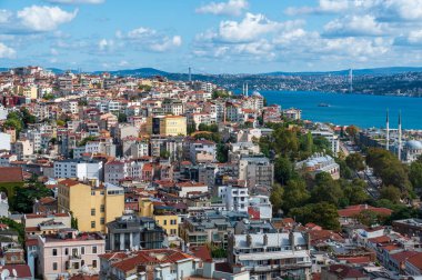 İSTANBUL, TÜRKEYE - 12 Ekim 2021: Türkiye 'deki Süleyman Camii' nden İstanbul kent manzarası. İstanbul 'un Haliç Koyu ve Sultanahmet ilçesi ile birlikte mavi gökyüzü ve bulutlara karşı cami manzarası.