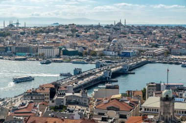 İSTANBUL, TURKEY - 12 Ekim 2021: Türkiye 'deki Galata kulesinden İstanbul şehir manzarası. İstanbul 'un Haliç Koyu ve Sultanahmet ilçesi ile birlikte mavi gökyüzü ve bulutlara karşı cami manzarası.
