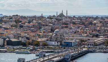 İSTANBUL, TURKEY - 12 Ekim 2021: Türkiye 'deki Galata kulesinden İstanbul şehir manzarası. İstanbul 'un Haliç Koyu ve Sultanahmet ilçesi ile birlikte mavi gökyüzü ve bulutlara karşı cami manzarası.