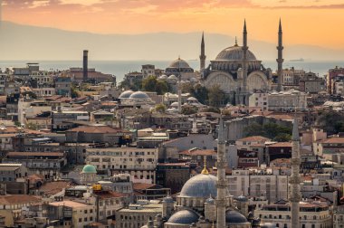 İSTANBUL, TÜRKEYE - 12 Ekim 2021: Sultanahmet ilçesi ile İstanbul şehri cami manzarası gün batımı gökyüzü ve bulutlara karşı. İstanbul 'da günbatımı, Türkiye' de Süleyman Camii, Osmanlı İmparatorluğu Camii