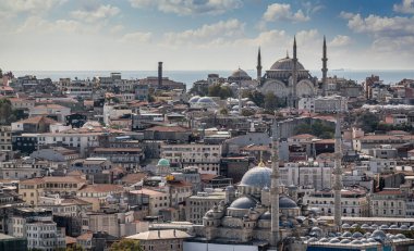 İSTANBUL, TÜRKEYE - 12 Ekim 2021: İstanbul, Sultanahmet ilçesi ile cami manzaralı mavi gökyüzü ve bulutlara karşı. İstanbul 'da günbatımı, Türkiye' de Süleyman Camii, Osmanlı İmparatorluğu Camii
