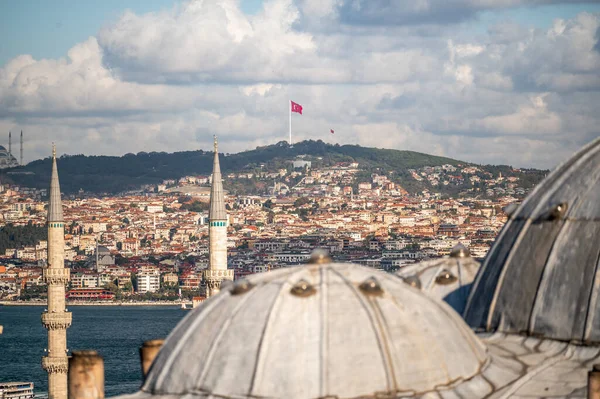 Blick Von Der Süleymaniye Moschee Auf Die Türkische Flagge Auf — Stockfoto