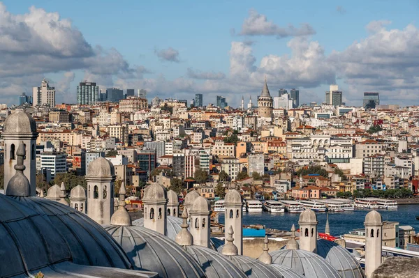 Görüntü Süleyman Camii 'nden Galata ilçesine ve Galata Kulesi' ne kadar. Galata Kulesi. İstanbul hava manzaralı. İstanbul Şehir Manzarası