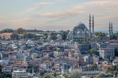 İSTANBUL, TÜRKEYE - 12 Ekim 2021: Süleyman Camii İstanbul, Türkiye 'de bir Osmanlı İmparatorluk camisidir. Şehirdeki en büyük camidir. Türkiye 'deki Süleyman Camii