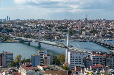 İSTANBUL, TURKEY - 12 Ekim 2021: İstanbul Boğazı 'nın gün batımında panoramik manzarası. İstanbul Boğazı Atatürk Köprüsü ve Halic Köprüsü Güzel bulutlu mavi gökyüzü.