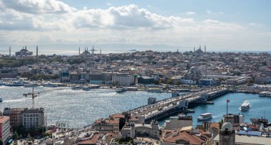 İSTANBUL, TURKEY - 12 Ekim 2021: Türkiye 'deki Galata kulesinden İstanbul şehir manzarası. İstanbul 'un Haliç Koyu ve Sultanahmet ilçesi ile birlikte mavi gökyüzü ve bulutlara karşı cami manzarası.