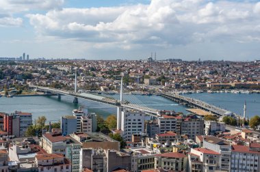 ISTANBUL, TURKEY - 12 Ekim 2021: camileri, binaları, Atatürk Köprüsü ve Halic Köprüsü ile Golden Horn Nehri 'nin güzel panoramik manzarası