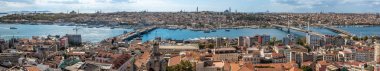 İSTANBUL, TURKEY - 12 Ekim 2021: Türkiye 'deki Galata kulesinden İstanbul şehir manzarası. İstanbul 'un Haliç Koyu ve Sultanahmet ilçesi ile birlikte mavi gökyüzü ve bulutlara karşı cami manzarası.