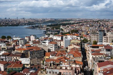 İSTANBUL, TURKEY - 12 Ekim 2021: Türkiye 'deki Galata kulesinden İstanbul şehir manzarası. İstanbul 'un Altın Boynuz Koyu ve mavi gökyüzü ve bulutlara karşı Atatürk Köprüsü ve Halic Köprüsü manzarası.