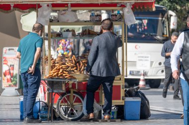 İSTANBUL, TURKEY - 12 Ekim 2021: Ulusal Türk hamur işleri Semit. Geleneksel Türk simidi simit