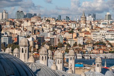 ISTANBUL, TURKEY - 12 Ekim 2021: Süleyman Camii 'nden Galata ilçesine ve Galata Kulesi' ne görüntü. Galata Kulesi ile şehir manzarası. Beyoğlu ilçesinde, İstanbul 'un tarihi bölümü olan Galata Kulesi