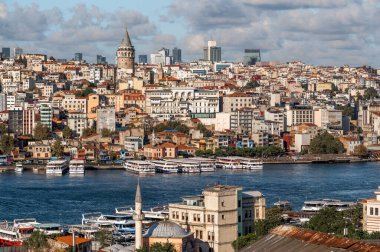 ISTANBUL, TURKEY - 12 Ekim 2021: Süleyman Camii 'nden Galata ilçesine ve Galata Kulesi' ne görüntü. Galata Kulesi ile şehir manzarası. Beyoğlu ilçesinde, İstanbul 'un tarihi bölümü olan Galata Kulesi