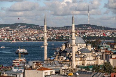 İSTANBUL, TÜRKÇE - 12 Ekim 2021: İstanbul şehir görüşü. Yeni Cami - İstanbul 'un Yeni Cami, Altın Boynuz Koyu ve Sultanahmet ilçesi ile cami manzarası