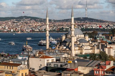 İSTANBUL, TÜRKÇE - 12 Ekim 2021: İstanbul şehir görüşü. Yeni Cami - İstanbul 'un Yeni Cami, Altın Boynuz Koyu ve Sultanahmet ilçesi ile cami manzarası