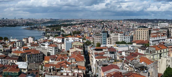 İSTANBUL, TURKEY - 12 Ekim 2021: Türkiye 'deki Galata kulesinden İstanbul şehir manzarası. İstanbul 'un Altın Boynuz Koyu ve mavi gökyüzü ve bulutlara karşı Atatürk Köprüsü ve Halic Köprüsü manzarası.