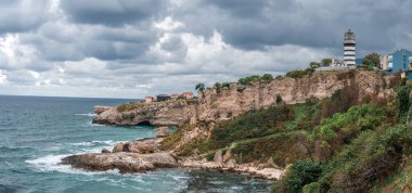 Bulutlu gökyüzüne karşı deniz feneri manzarası. Sile, İstanbul, Türkiye ve Karadeniz yakınlarındaki Kayalıklarda Güzel Deniz Feneri. panorama