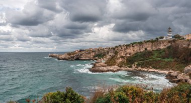 Sile, İstanbul, Türkiye, Karadeniz yakınlarındaki Kayalıklarda Deniz Feneri. Deniz kenarındaki kayalıklarda deniz feneri. Okyanus kıyısında kayalar ve deniz feneri. geniş panorama