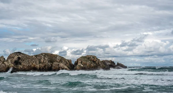 Okyanus Suyu Kayalıklarda Süzülür Gün Batımı Güzel Gökyüzü Bulutlarla Deniz — Stok fotoğraf