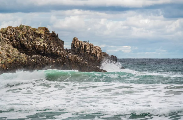 Óceáni Víz Fröcsköl Sziklás Parton Gyönyörű Naplemente Felhők Tengeri Hullám — Stock Fotó
