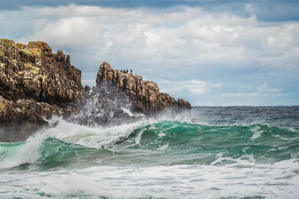 Морський Пейзаж Похмурим Небом Гострими Скелями Великими Хвилями Морі Потужні — стокове фото