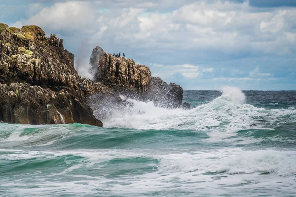 Міцні Скелі Закругле Море Міцна Скеляста Берегова Лінія Білою Водою — стокове фото