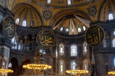 İSTANBUL, TÜRKEYE - 12 Ekim 2021: şimdi Hagia Sou Camii 'nin içi. Ayasofya, İstanbul. Bizans mimarisinin dünyaca ünlü anıtı. Ayasofya 'nın iç manzarası.