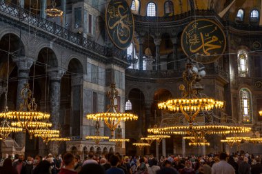 İSTANBUL, TÜRKEYE - 12 Ekim 2021: şimdi Hagia Sou Camii 'nin içi. Ayasofya, İstanbul. Bizans mimarisinin dünyaca ünlü anıtı.
